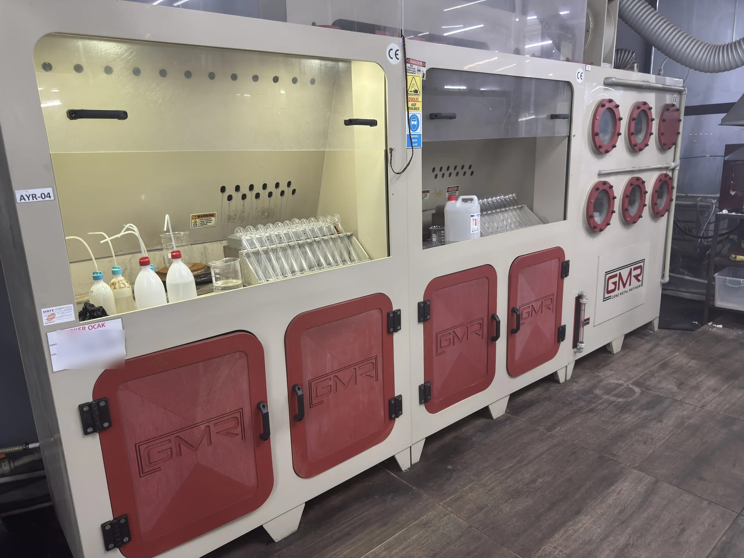 Ayar laboratuvarında GMR logolu çeker ocak istasyonu